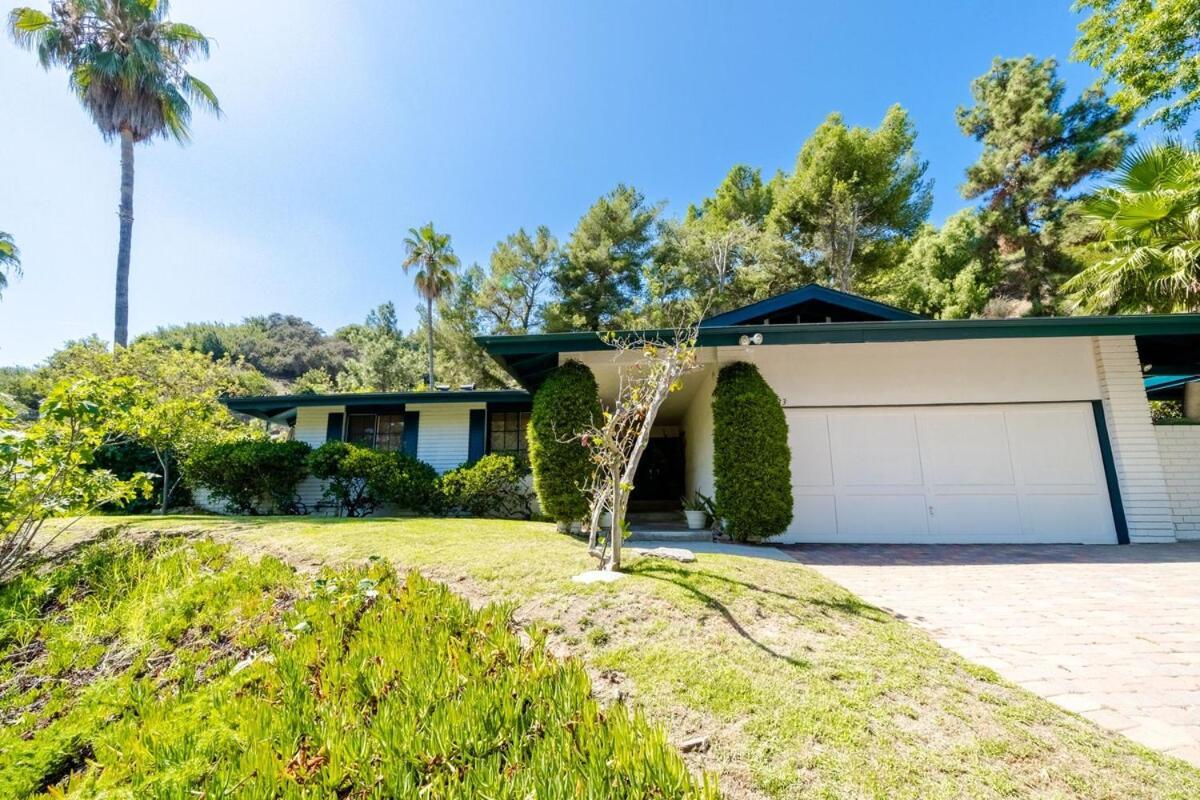 6 Minutes To Universal With Game Room, Heated Pool & Los Angeles