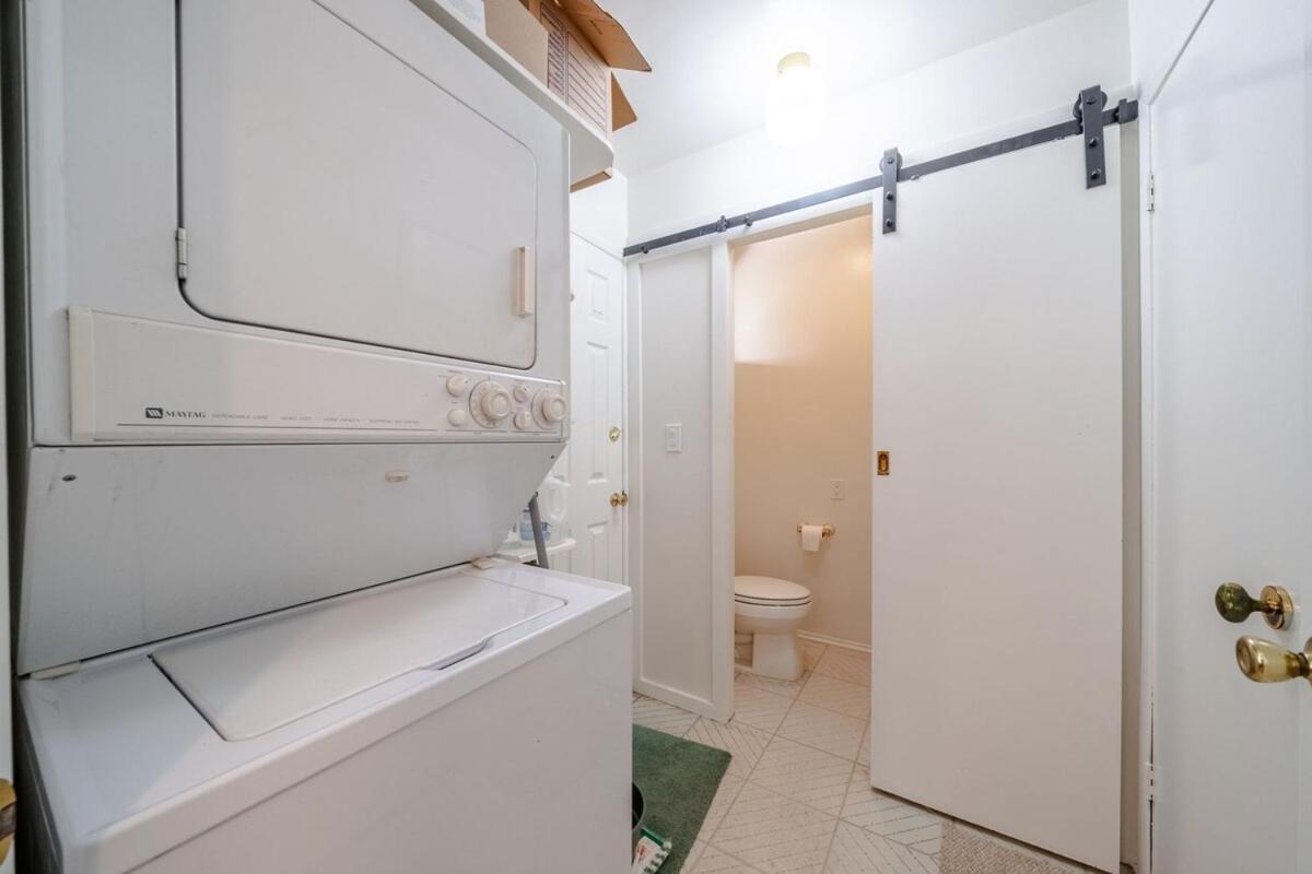 6 Minutes To Universal With Game Room, Heated Pool & Casa de férias Los Angeles