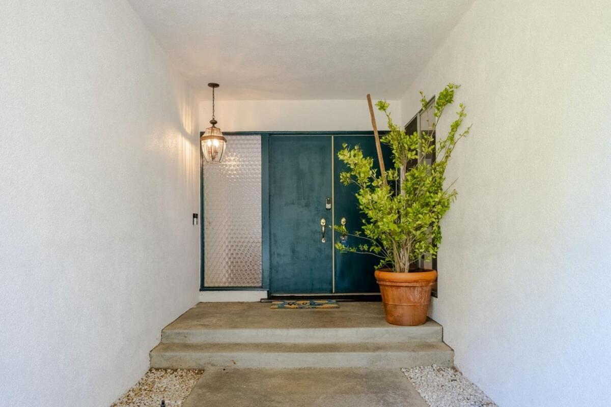 6 Minutes To Universal With Game Room, Heated Pool & Los Angeles