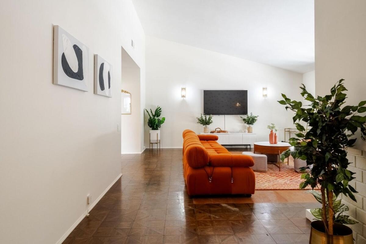 6 Minutes To Universal With Game Room, Heated Pool & Los Angeles